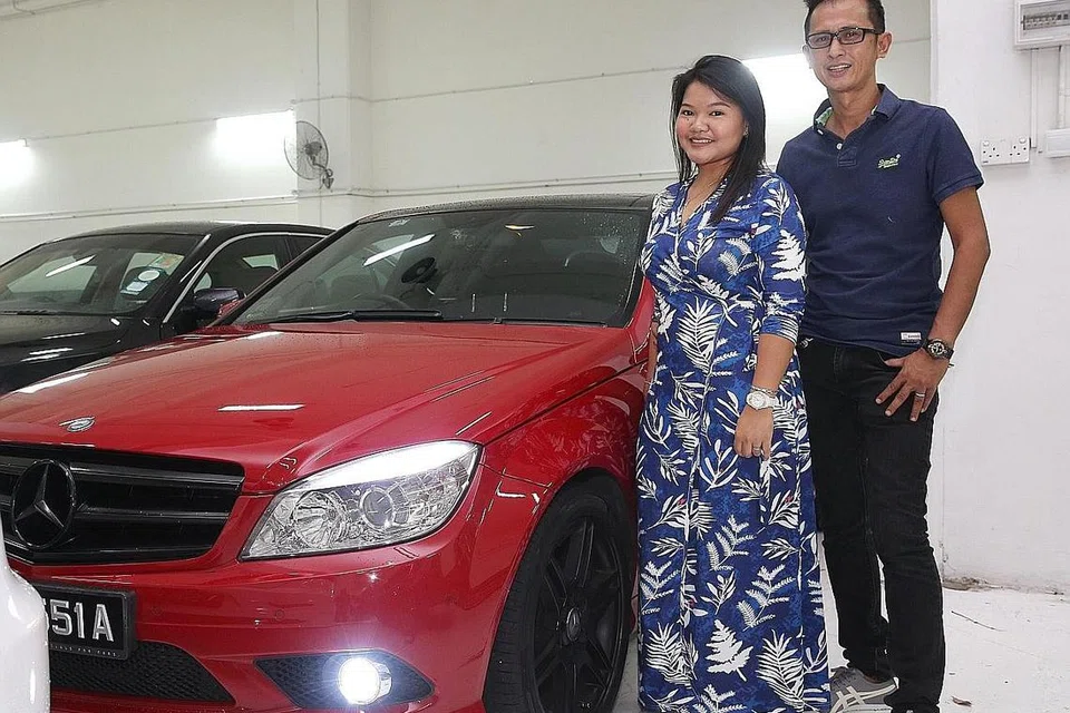 TEMAN KEMBARA: Cik Nazira Nasir dan suaminya, Encik Jumat Omar, memanfaatkan kereta Mercedes C200 bagi kegunaan keluarga mengembara ke seberang Tambak. - Foto BM oleh GAVIN FOO