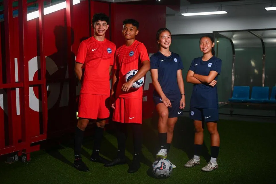 (Dari kiri) Penyerang pasukan lelaki Piala Lion City, Lukyan Tan, kapten dan pemain tengah Zaki Jumlan, kapten pasukan dan pertahanan tengah wanita Tyan Foong, dan pemain tengah Celine Koh.