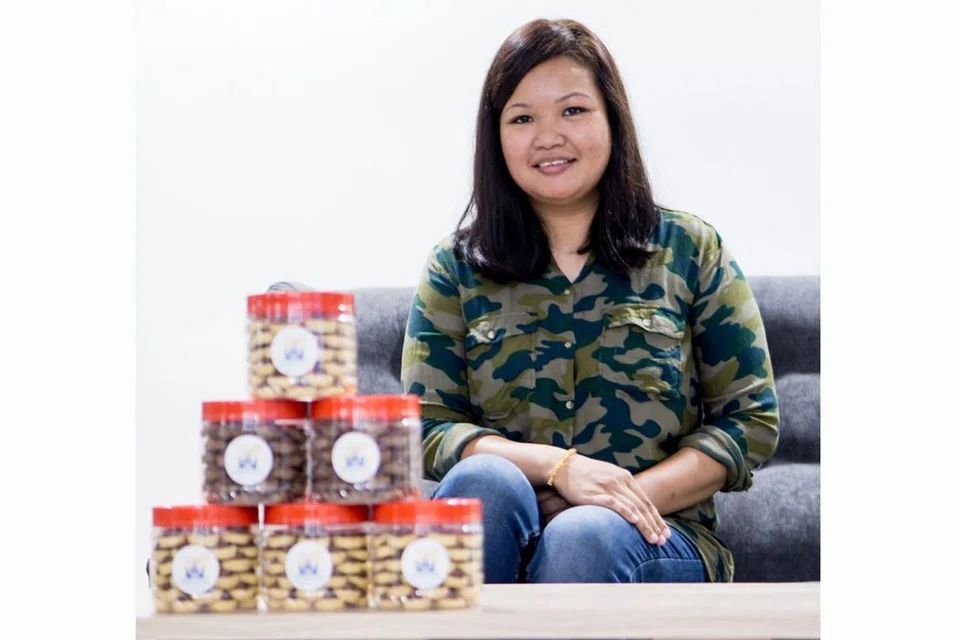 CIK NUR AISYAH ASMAWI: Sempena Hari Raya Cina ini, penggemar tart Nutella ini mendapat tempahan sebanyak 170 botol berbanding dengan hanya 30 hingga 40 botol tahun lepas. - Foto BM oleh NUR DIYANA TAHA
