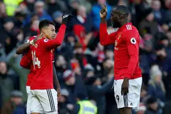 PRESTASI 'MENYENGAT': Penyerang Romelu Lukaku (kanan) bukan hanya menjaringkan satu gol tetapi turut membantu membuka ruang untuk rakan sepasukan, Jesse Lingard, menjaringkan gol kedua Man United bagi menewaskan Chelsea dalam perlawanan kelmarin.