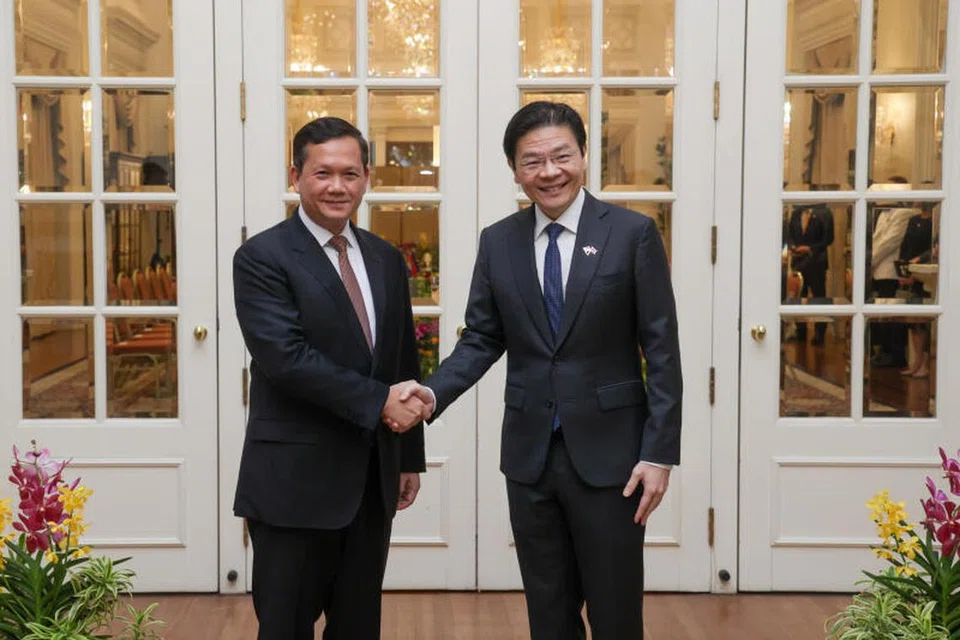 Dalam pertemuan mereka di Istana, Perdana Menteri Kemboja, Encik Hun Manet (kiri), dan Perdana Menteri Encik Lawrence Wong membincangkan cara memperdalam kerjasama dalam bidang baru dan baru muncul.