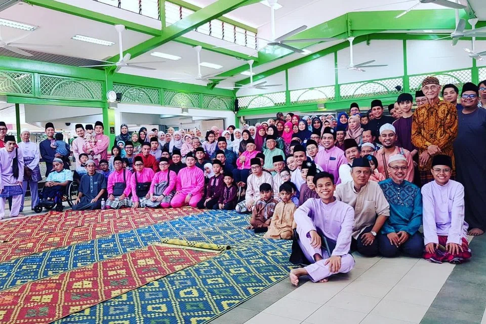 Menurut Encik Sufian Sujai, tradisi berkumpul beramai-ramai di masjid pada setiap Hari Raya merupakan satu cara bagi keluarga besarnya memperkukuhkan ikatan silaturahim dan meraikan kesinambungan warisan generasi.
