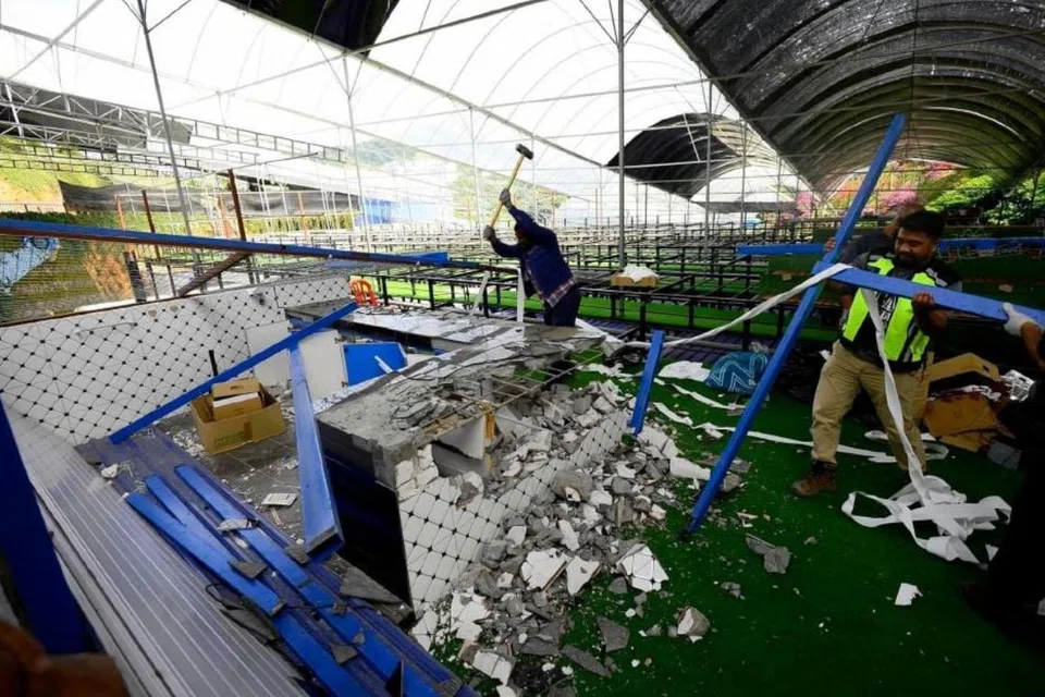 Anggota penguat kuasa merobohkan Cameron Santorini di pusat pelancongan Cameron Highlands, Pahang, yang dibina tanpa kebenaran pihak berkuasa tempatan.