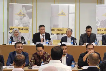 Presiden Dewan Perniagaan dan Perusahaan Melayu Singapura (DPPMS), Encik Abu Bakar Mohd Nor (atas, dua dari kiri), memberikan perkembangan kepada anggota yang hadir bagi Mesyuarat Agung Tahunan  ke-65 DPPMS pada 5 Jun di Hotel Landmark Village, berdekatan Masjid Sultan. Bersama beliau ialah Naib Presiden DPPMS, Cik Fadilah Majid (atas, kiri) dan pengerusi tetap DPPMS, Encik Suhaimi Salleh (atas, kanan).