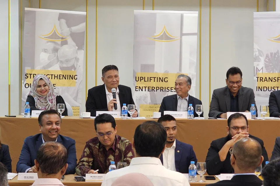 Presiden Dewan Perniagaan dan Perusahaan Melayu Singapura (DPPMS), Encik Abu Bakar Mohd Nor (atas, dua dari kiri), memberikan perkembangan kepada anggota yang hadir bagi Mesyuarat Agung Tahunan  ke-65 DPPMS pada 5 Jun di Hotel Landmark Village, berdekatan Masjid Sultan. Bersama beliau ialah Naib Presiden DPPMS, Cik Fadilah Majid (atas, kiri) dan pengerusi tetap DPPMS, Encik Suhaimi Salleh (atas, kanan).