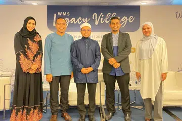 (Dari kiri) Hos dan moderator forum tersebut, ejen hartanah, Cik Nona Kirana; Ketua Kumpulan Kerja Perancangan Legasi Islam dan Anggota Parlimen GRC Chua Chu Kang, Encik Zhulkarnain Abdul Rahim; Mufti Dr Nazirudin Mohd Nasir; anggota Kumpulan Kerja Perancangan Legasi Islam (ILPW) Muis, Ustaz Haron Masagoes Hassan; dan pengasas syarikat guaman R.W. Law Practice, Advocate & Solicitor, Cik Rafidah Wahid, bergambar bersama selepas ‘Forum Faraid Wakaf Masyarakat Singapura: A Wasiat For Me’ yang diadakan pada 30 Ogos di Suntec Singapore. 
