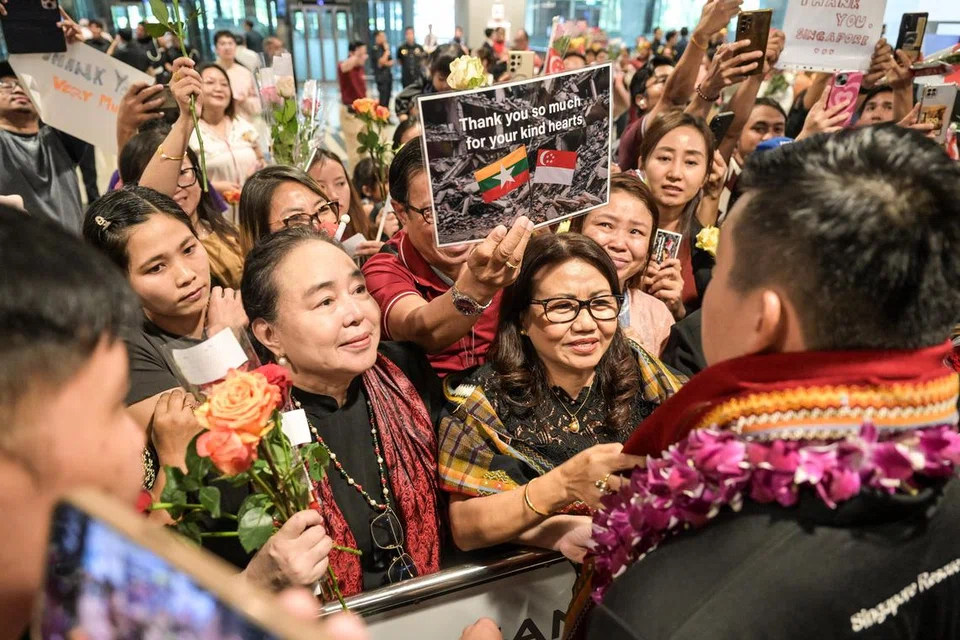 Sekitar 400 orang hadir di Terminal 3, Lapangan Terbang Changi, bagi menyambut kepulangan para pegawai Pasukan Pertahanan Awam Singapura (SCDF) yang dikerahkan ke Myanmar bagi membantu dalam operasi mencari dan menyelamat selama 11 hari.
