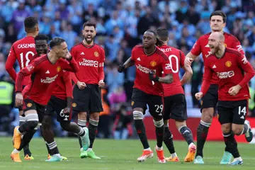 Pemain United meraikan kemenangan 4-2 sepakan penalti mereka menentang Coventry untuk mara ke peringkat akhir Piala FA. Namun, ramai yang tidak puas dengan prestasi mereka, dengan pengurus mereka, Erik Ten Hag, mengaku bahawa mereka bernasib baik mendapat kemenangan itu.