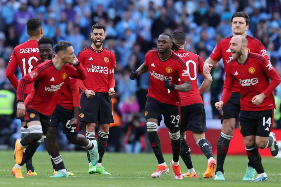Pemain United meraikan kemenangan 4-2 sepakan penalti mereka menentang Coventry untuk mara ke peringkat akhir Piala FA. Namun, ramai yang tidak puas dengan prestasi mereka, dengan pengurus mereka, Erik Ten Hag, mengaku bahawa mereka bernasib baik mendapat kemenangan itu.