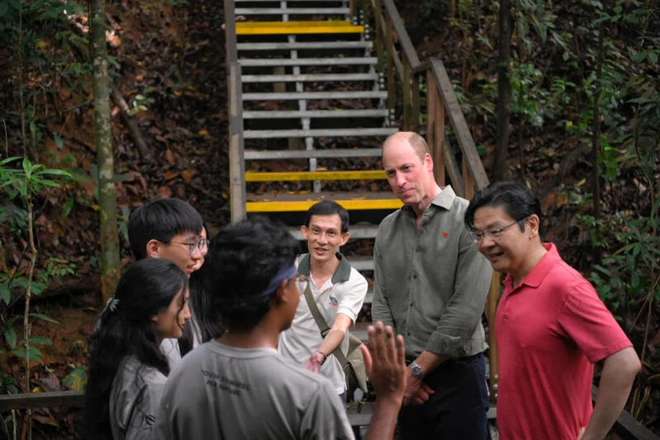 TEMU MESRA: Putera William Britain dan Timbalan Perdana Menteri merangkap Menteri Kewangan Encik Lawrence Wong, diiringi pengarah, pemuliharaan, di NParks, Encik Ling Han (tengah), bermesra dengan beberapa ahli program Youth Stewards for Nature di Taman Semula Jadi Windsor.