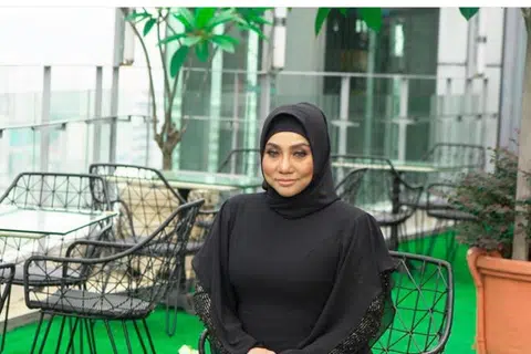 LEBIH BERHATI-HATI: Selepas ditipu dan tidak dapat mengadakan konsert solo pada Oktober 2022 kerana pengarah konsert tiba-tiba hilang tanpa kesan, Noraniza Idris dilanda kemurungan dan berat keluar rumah. Beliau kini lebih berhati-hati jika ada tawaran bikin konsert.