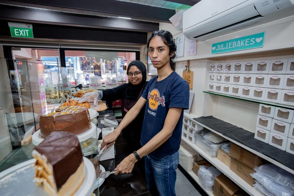Anak Cik Juliana Jahayer, Cik Raidah Riyath Abdat (kiri) dan 
Encik Rifqi Ryath Abdat, bantu menguruskan kedai Julie Bakes. 