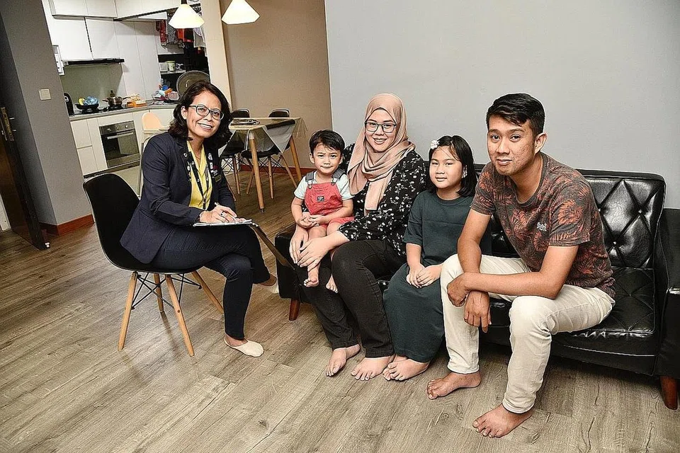 MAHU CIPTA KENANGAN BARU: Cik Fahimah Kamsin (bertudung) berharap dapat mencipta kenangan baru di rumah baru mereka dan mahu anak-anaknya - (dari kiri) Muhd Fitri Imansyah, dua tahun, dan Fatin Insyirah, tujuh tahun - gembira dan membesar dengan baik. Bersama beliau ialah suaminya, Encik Muhammad Izhar Muhd Agus, dan Cik Siti Nurjana Oyong, atau lebih dikenali sebagai SN Jana, ejen hartanah mereka. - Foto BM oleh DESMOND WEE