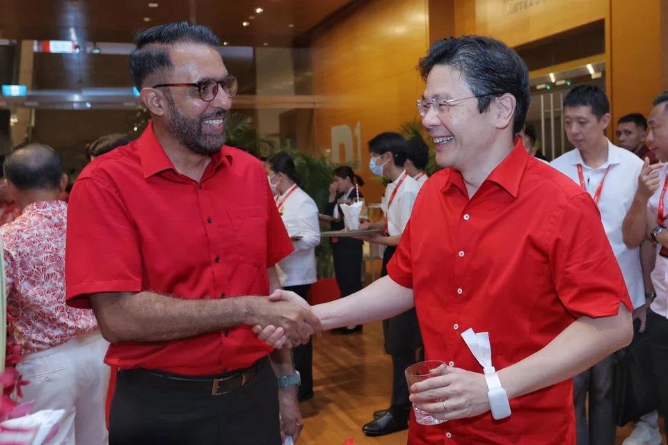 Perdana Menteri, Encik Lawrence Wong (kanan), berkata Ketua Parti Pekerja (WP), Encik Pritam Singh (kiri), akan kekal sebagai Ketua Pembangkang, satu jawatan rasmi yang diperkenalkan setelah Pilihan Raya Umum 2020 (GE2020).