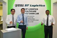 MAKMAL BARU: Dr Lam Pin Min (tengah) bersama Ketua Pegawai Eksekutif (CEO) Politeknik Republic (kiri), Encik Yeo Li Phew, dan CEO ST Logistics, Encik Loganathan Ramasamy, mengumumkan makmal baru Rantaian Bekalan Penjagaan Kesihatan di Politeknik Republic. - Foto POLITEKNIK REPUBLIC