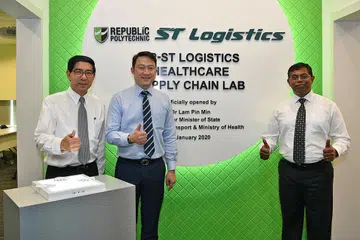 MAKMAL BARU: Dr Lam Pin Min (tengah) bersama Ketua Pegawai Eksekutif (CEO) Politeknik Republic (kiri), Encik Yeo Li Phew, dan CEO ST Logistics, Encik Loganathan Ramasamy, mengumumkan makmal baru Rantaian Bekalan Penjagaan Kesihatan di Politeknik Republic. - Foto POLITEKNIK REPUBLIC