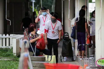 DEMI KESELAMATAN SEMUA. Pegawai penguat kuasa jarak selamat Agensi Sekitaran Kebangsasan (NEA) melakukan rondaan di Pasar Tiong Bahru semalam bagi memastikan orang ramai menjaga jarak selamat bagi menbendung penularan Covid-19. Foto BH oleh GIN TAY