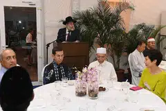 PERERAT HUBUNGAN: (dari kiri) Presiden Muis, Encik Alami Musa; Imam Masjid Baalwie, Habib Hassan Alatas; Menteri Kebudayaan, Masyarakat dan Belia, Cik Grace Fu; mendengar ucapan Ketua Rabbi Singapura, Rabbi Mordechai Abergel; di majlis berbuka puasa Pertubuhan Antara Agma, Lembaga Kebajikan Yahudi (JWB) dan Roses of Peace semalam. - Foto BH oleh KHALID BABA
