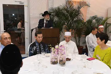 PERERAT HUBUNGAN: (dari kiri) Presiden Muis, Encik Alami Musa; Imam Masjid Baalwie, Habib Hassan Alatas; Menteri Kebudayaan, Masyarakat dan Belia, Cik Grace Fu; mendengar ucapan Ketua Rabbi Singapura, Rabbi Mordechai Abergel; di majlis berbuka puasa Pertubuhan Antara Agma, Lembaga Kebajikan Yahudi (JWB) dan Roses of Peace semalam. - Foto BH oleh KHALID BABA