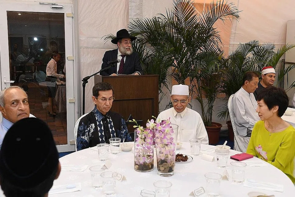 PERERAT HUBUNGAN: (dari kiri) Presiden Muis, Encik Alami Musa; Imam Masjid Baalwie, Habib Hassan Alatas; Menteri Kebudayaan, Masyarakat dan Belia, Cik Grace Fu; mendengar ucapan Ketua Rabbi Singapura, Rabbi Mordechai Abergel; di majlis berbuka puasa Pertubuhan Antara Agma, Lembaga Kebajikan Yahudi (JWB) dan Roses of Peace semalam. - Foto BH oleh KHALID BABA