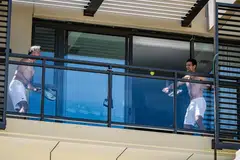 KENA KUARANTIN, BERLATIH DI BALKONI: Pemain tenis nombor satu dunia Novak Djokovic (kanan) berlatih di balkoni bilik hotel dengan seorang kakitangannya di Hotel M Suites di North Adelaide, Adelaide, Australia Selatan. - Foto AFP 