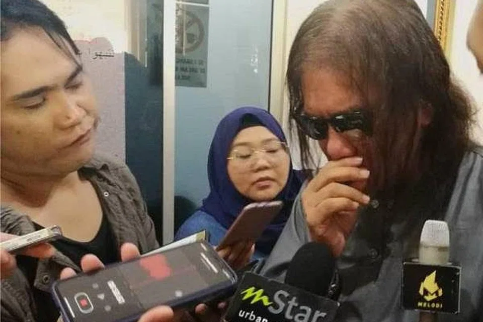 Nasir (tengah) sebak sewaktu ditemuramah wartawan di Masjid Salehuddin Al Ayubi, Taman Melati, Kuala Lumpur. - Foto Sinar Harian