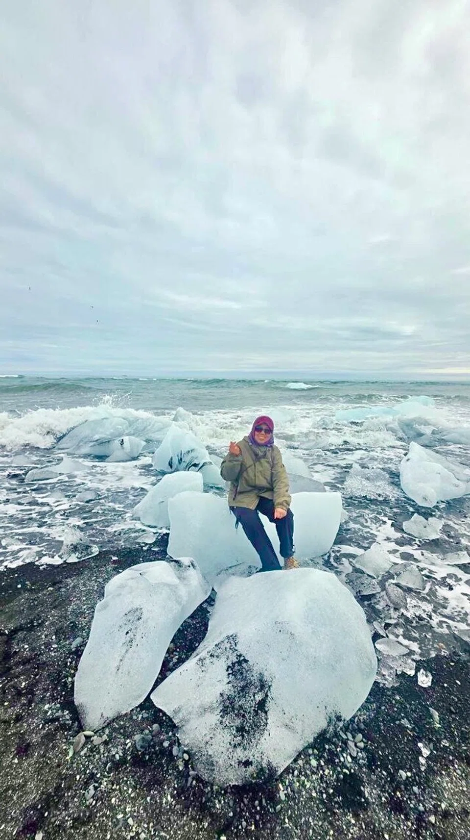 Penulis bergambar di bongkah ais yang ditemui di Pantai Diamond.