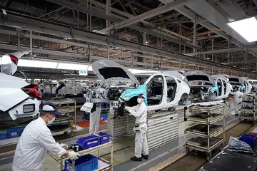 MULA BEKERJA: Pekerja di barisan pengeluaran di dalam kilang Dongfeng Honda selepas langkah-langkah berkurung di Wuhan akibat penularan Covid-19 mula dilonggarkan. - Foto REUTERS