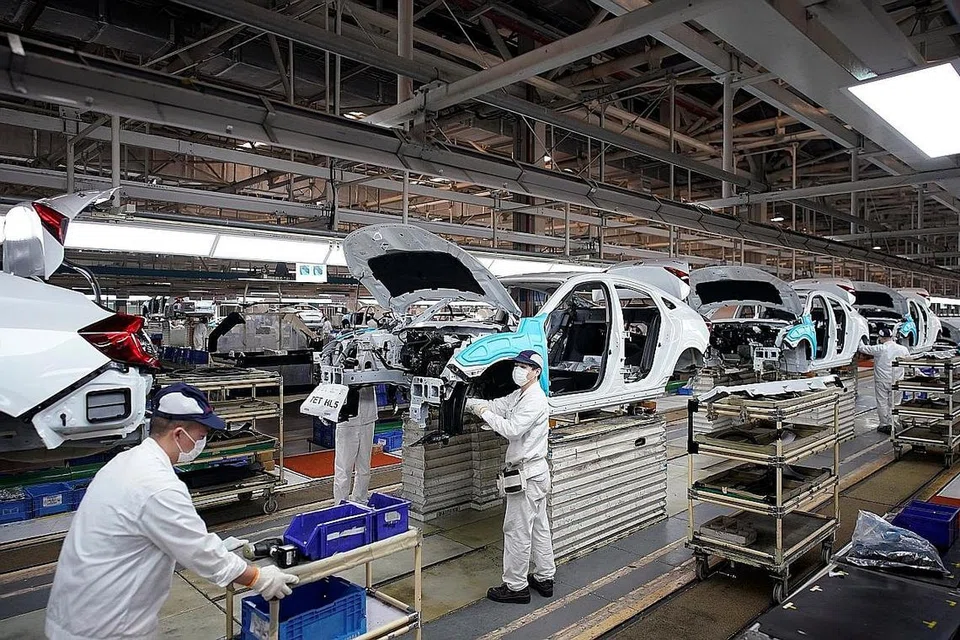 MULA BEKERJA: Pekerja di barisan pengeluaran di dalam kilang Dongfeng Honda selepas langkah-langkah berkurung di Wuhan akibat penularan Covid-19 mula dilonggarkan. - Foto REUTERS