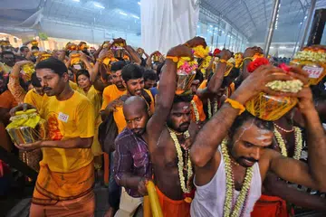 GENDERANG DIBOLEHKAN: Kini penggunaan alat genderang dibolehkan semasa perarakan Thaipusam, kali pertama ia dibenarkan selepas diharamkan pada 1973 menyusuli pergaduhan antara kumpulan yang bersaing. - Foto fail