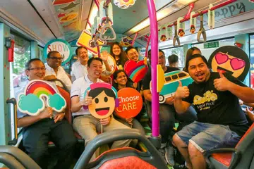 NAIK BAS: (Dari kiri) Anggota Jawatankuasa Parlimen Pemerintah (Pengangkutan), Encik Lim Biow Chuan; Dr Janil Puthucheary; Menteri Negara Kanan (Pengangkutan merangkap Kesihatan), Dr Lam Pin Min; dan setiausaha eksekutif Kesatuan Pekerja Pengangkutan Kebangsaan (NTWU), Encik Melvin Yong; menaiki bas 'Happy Ride', sempena pelancaran Pelan Pengangkutan Darat 2040. - Foto-foto CMG, fail