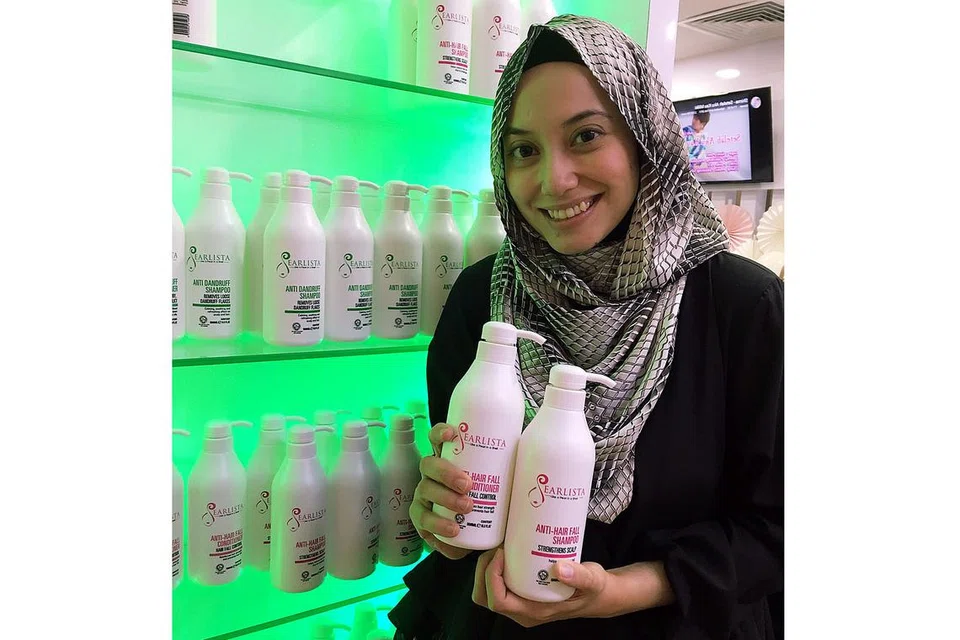 BERSEMANGAT: Nura Jasni bukan saja membuka cawangan kedua salunnya, Pearlista, yang terbaru di City Vibe, Clementi, malah turut mengeluarkan produk syampunya sendiri. - Foto HANIM MOHD SALEH