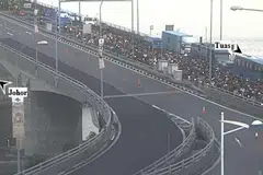 KESESAKAN TERUK: Kemalangan di Tuas pada awal pagi semalam menyebabkan kesesakan lalu lintas yang berlarutan sekitar tiga jam. - Foto LTA