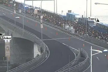 KESESAKAN TERUK: Kemalangan di Tuas pada awal pagi semalam menyebabkan kesesakan lalu lintas yang berlarutan sekitar tiga jam. - Foto LTA