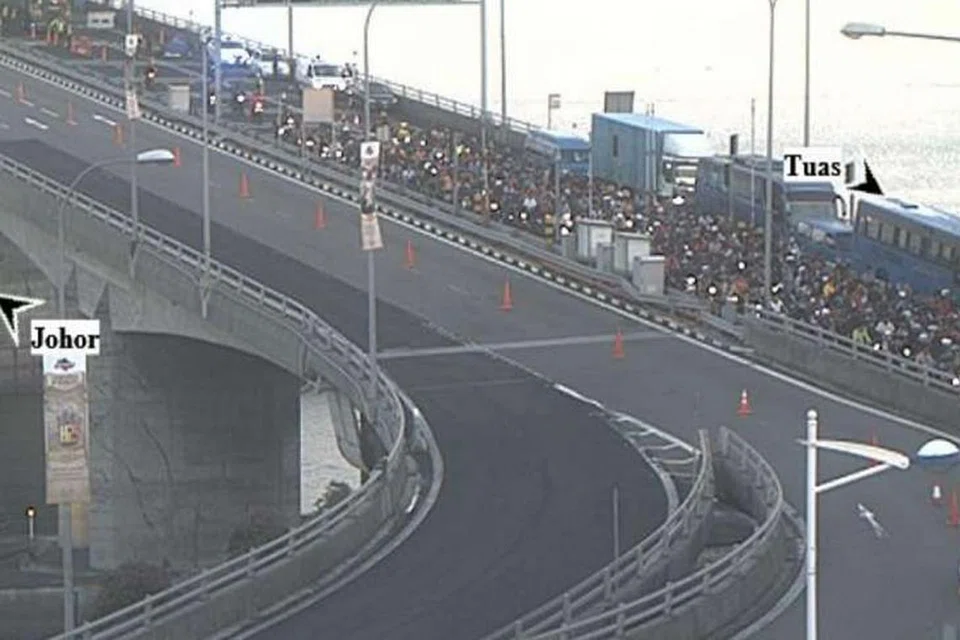 KESESAKAN TERUK: Kemalangan di Tuas pada awal pagi semalam menyebabkan kesesakan lalu lintas yang berlarutan sekitar tiga jam. - Foto LTA