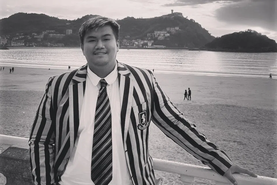 Pelajar dan pemain ragbi Encik Muhammad Razif Harun, 21 tahun mati dalam kemalangan jalanraya di Malaysia dalam perjalanan pulang ke Singapura. 