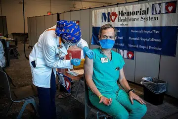 SUNTIKAN VAKSIN: Salah seorang kakitangan di Memorial Healthcare System disuntik dengan vaksin Covid-19 Pfizer-BioNtech di Miramar, Florida. - Foto AFP