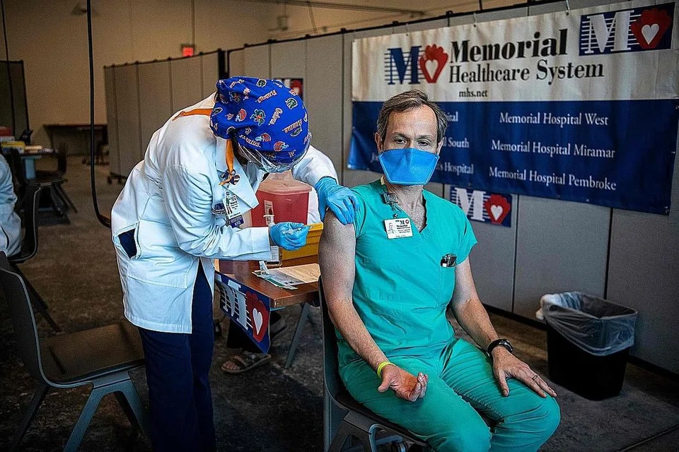 SUNTIKAN VAKSIN: Salah seorang kakitangan di Memorial Healthcare System disuntik dengan vaksin Covid-19 Pfizer-BioNtech di Miramar, Florida. - Foto AFP