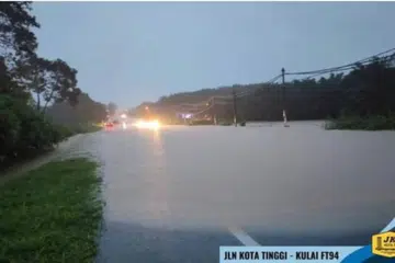 JALAN DITUTUP: Jalan Kota Tinggi-Kulai (Ladang Alaf) ditutup buat sementara waktu kepada semua jenis kenderaan susulan dinaiki air banjir sedalam 0.4 meter sejak pagi 7 Januari.