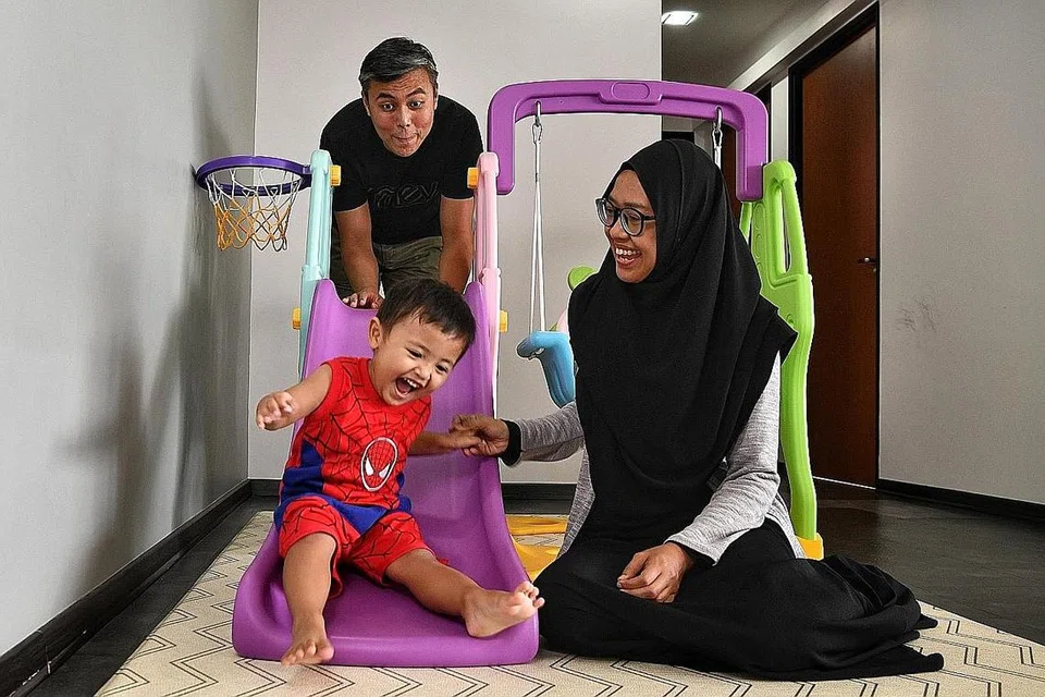 INGIN KEMBALI BEKERJA: Selepas lebih dua tahun tidak bekerja untuk menjaga anaknya, Aminin Mohammad Riduan, Cik Siti Sufia Yusri kini boleh kembali bekerja dan menyertai program Wanita Kembali Bekerja (BWW) Mendaki Sense untuk mempertingkat kemahirannya. Bersamanya ialah suami, Encik Mohammad Riduan Khamis. - Foto BH oleh CHONG JUN LIANG