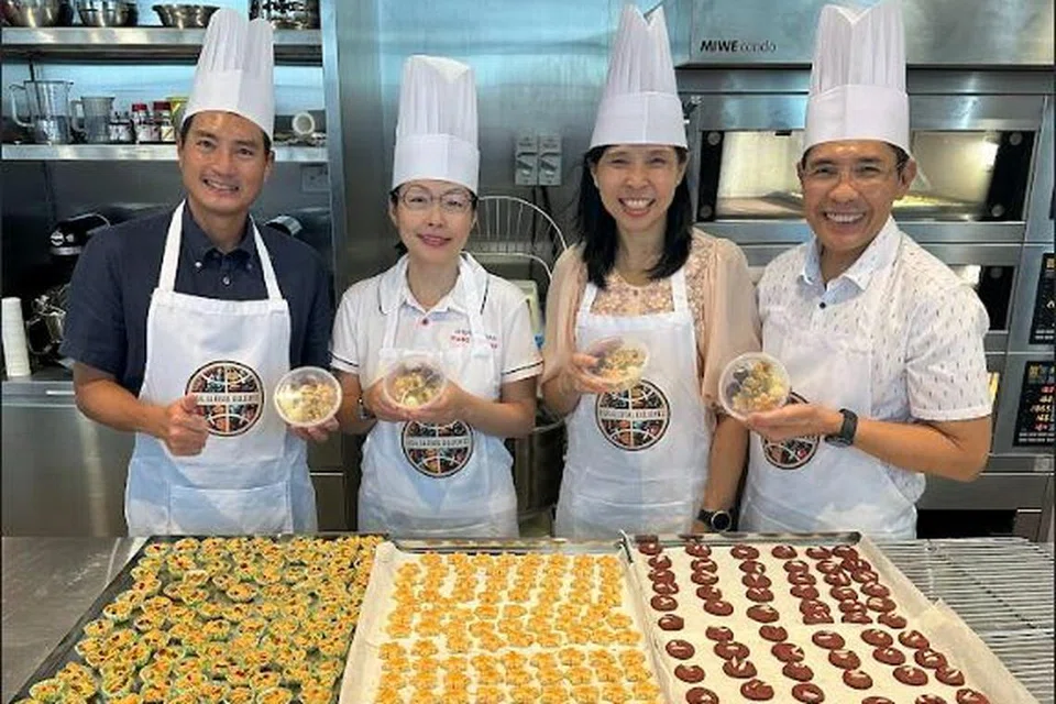 Penasihat Pertubuhan Akar Umbi (GRO) East Coast, (dari kanan) Menteri di Pejabat Perdana Menteri yang juga Menteri Kedua (Ehwal Luar merangkap Pendidikan), Dr Mohamad Maliki Osman; Timbalan Speaker, Cik Jessica Tan; Anggota Parlimen, Cik Cheryl Chan; dan Menteri Negara Kanan (Perhubungan dan Penerangan merangkap Pembangunan Negara), Encik Tan Kiat How, sama-sama membantu membakar kuih pada 30 Mac lalu.