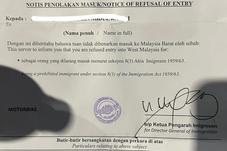 Seorang lelaki warga Singapura mendakwa diberi notis larangan memasuki Malaysia selama enam bulan kerana mempersoal cara seorang pegawai Imigresen yang mengecap pasport mereka secara berselang muka surat.