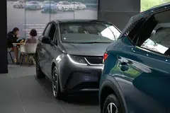 Peniaga kenderaan menjangka jualan lebih pesat dan laris, sebelum rebat kenderaan elektrik (EV) dikurangkan mulai Januari 2026.