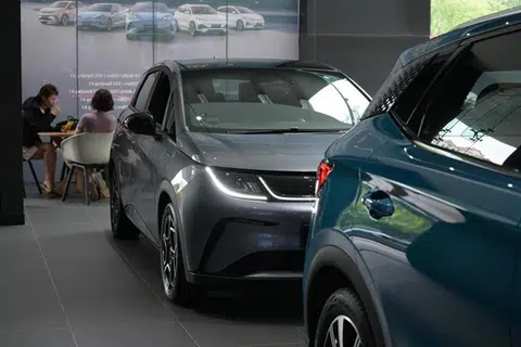 Peniaga kenderaan menjangka jualan lebih pesat dan laris, sebelum rebat kenderaan elektrik (EV) dikurangkan mulai Januari 2026.