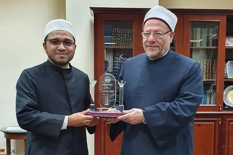 KEPIMPINAN AGAMA DIIKTIRAF: Jawatankuasa Fatwa Muis, yang dipimpin Mufti, Dr Nazirudin Mohd Nasir (kiri), menerima anugerah Imam Al-Qarafi bagi Kecemerlangan dalam Fatwa. Dr Nazirudin menerima anugerah itu daripada Mufti Besar Mesir, Sheikh Dr Shawki Allam, baru-baru ini. - Foto KEDUTAAN SINGAPURA DI MESIR