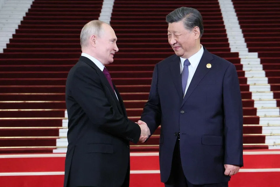 DISAMBUT MESRA: Presiden Russia, Encik Vladimir Putin (kiri), disambut oleh Presiden China, Encik Xi Jinping, semasa majlis di Forum Belt and Road di Beijing, China pada 17 Oktober 2023. 