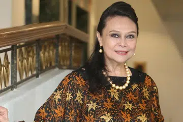 Datuk Khadijah Ibrahim cedera ringan dan berdarah sedikit di tangan selepas terlibat dalam kemalangan jalan raya ketika dalam perjalanan dari Brunei Darussalam ke Kota Kinabalu di Beaufort, Sabah, pada petang 30 September.