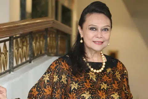 Datuk Khadijah Ibrahim cedera ringan dan berdarah sedikit di tangan selepas terlibat dalam kemalangan jalan raya ketika dalam perjalanan dari Brunei Darussalam ke Kota Kinabalu di Beaufort, Sabah, pada petang 30 September.