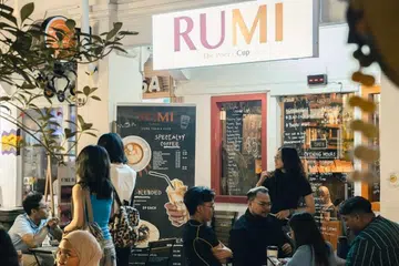 Selain menghidangkan makanan dan minuman, kafe Rumi The Poet’s Cup turut menganjurkan malam puisi, malam catur, sesi muzik secara langsung dan acara permainan papan, yang membolehkan pelanggan bergaul.