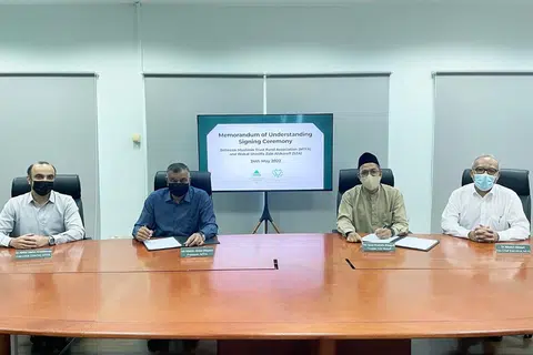 TANDATANGANI PERJANJIAN: (Dari kiri) Pengarah Eksekutif MTFA, Dr Abdul Qader Al-aidaroos, Presiden MTFA, Encik Wasim Abdul Majeed, pemegang amanah wakaf SZA, Encik Syed Mustafa Alsagoff dan Timbalan Ketua Eksekutif Muis Dr Albakri Ahmad di majlis menandatangani MOU antara MTF dan wakaf SZA. 